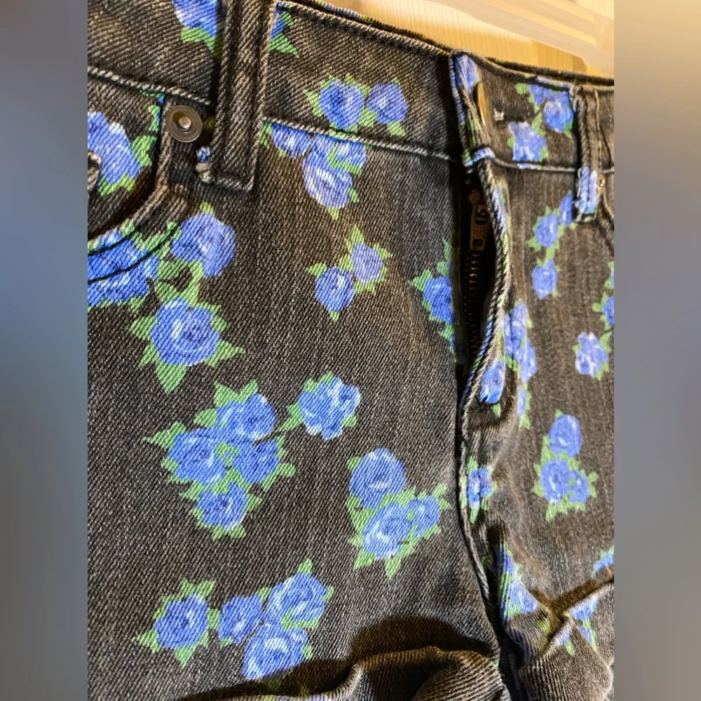 Forever 21 Women 27 Blue Flowers Floral Denim Black Short Shorts Low-Rise Cuffed - Picture 2 of 7
